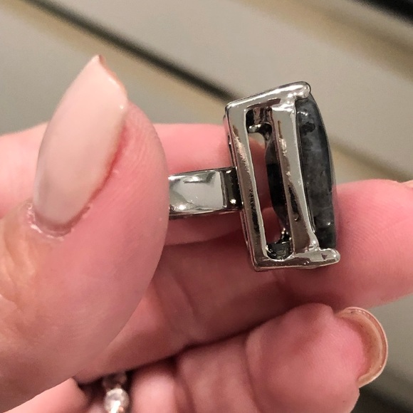 Stone size 8 ring - Picture 4 of 7